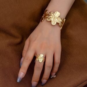 un ensemble de deux bagues épaisses et minimalistes décorées de fleurs, ainsi que de bracelets dorés, parfaits pour les femmes qui assistent à des soirées, des banquets et des sorties de vacances, avec des designs ouverts réglables, spécialement conçus pour l'europe du sud.