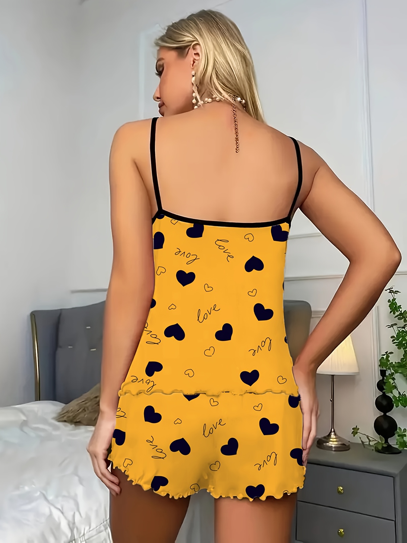 ensemble de pyjama à bretelles spaghetti imprimé cœur jaune pour femmes romper sexy sans manches avec ourlet froncé, polyester léger, parfait pour l'été, vêtements de détente décontractés, vêtements de détente décontractés | imprimé joyeux | tissu léger ensemble de pyjama à bretelles spaghetti imprimé cœur jaune pour femmes romper sexy sans manches avec ourlet froncé, polyester léger, parfait pour l'été, vêtements de détente décontractés, vêtements de détente décontractés | imprimé joyeux | tissu léger