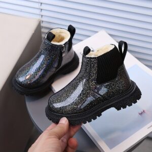 une paire de bottines d'hiver chaudes et confortables pour bébés filles, parfaites pour les jours de neige.