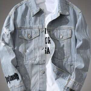 veste décontractée pour homme en simili denim avec broderie moto, manches longues, poches poitrine, boutonnage simple et revers cranté, idéale pour tenue décontractée et équipement moto