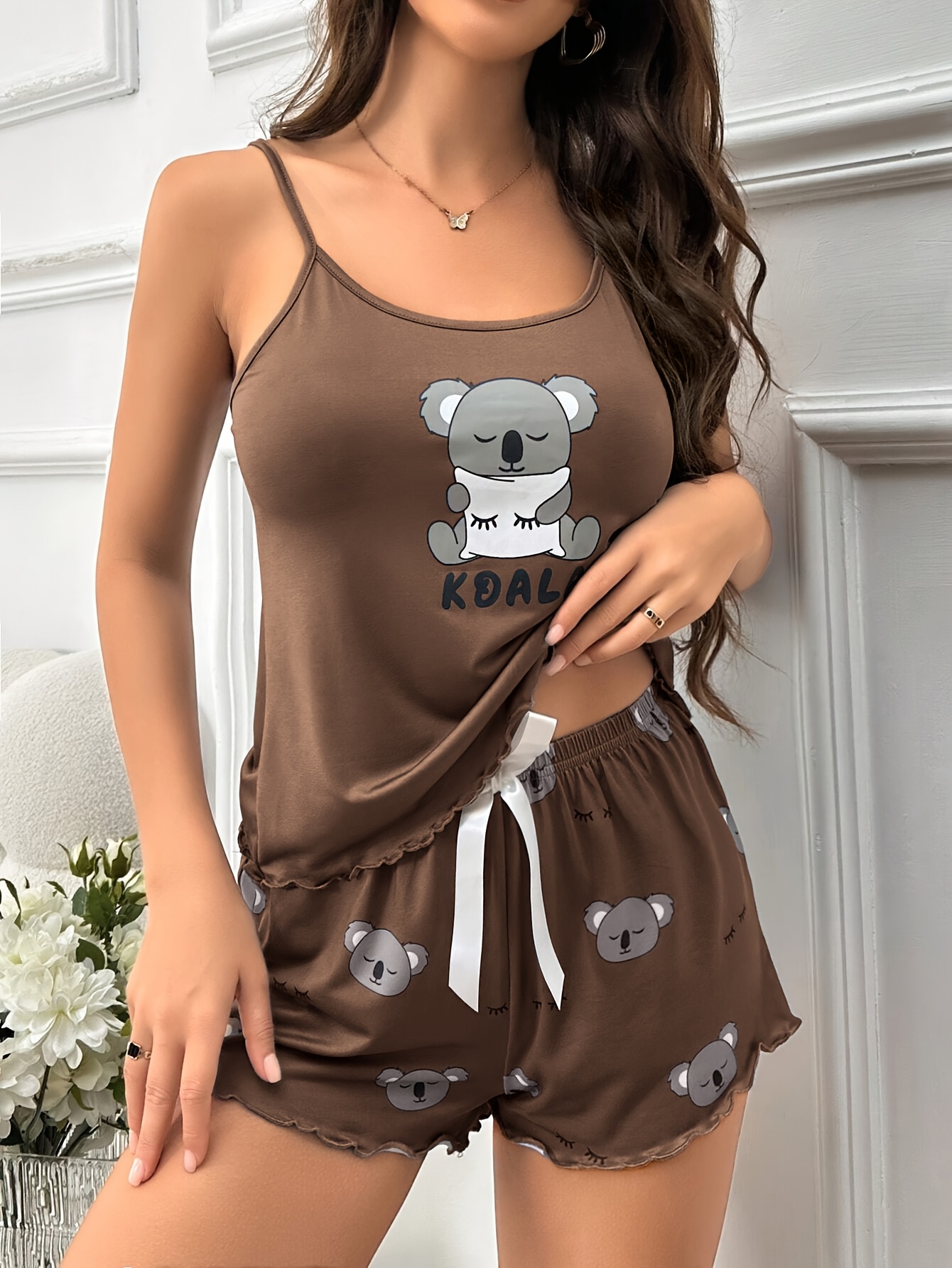 ensemble de pyjama pour femme avec imprimé koala et lettre joli haut sans manches et short, marron avec bretelles blanches, tissu polyester doux, parfait pour les nuits d'été, vêtements de nuit décontractés | haut imprimé amusant | coupe confortable ensemble de pyjama pour femme avec imprimé koala et lettre joli haut sans manches et short, marron avec bretelles blanches, tissu polyester doux, parfait pour les nuits d'été, vêtements de nuit décontractés | haut imprimé amusant | coupe confortable