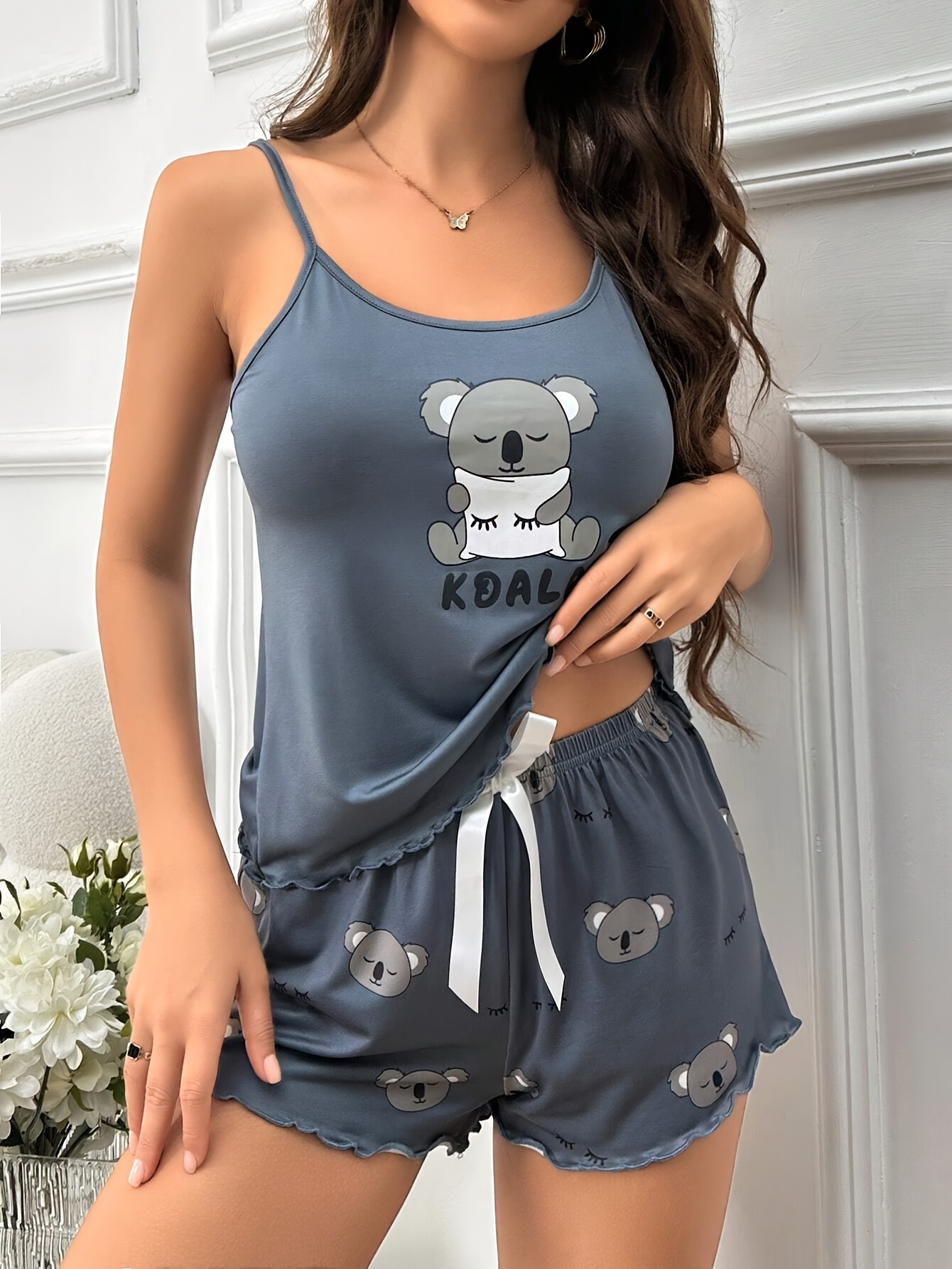 ensemble de pyjama pour femme avec imprimé koala et lettre joli haut sans manches et short, marron avec bretelles blanches, tissu polyester doux, parfait pour les nuits d'été, vêtements de nuit décontractés | haut imprimé amusant | coupe confortable ensemble de pyjama pour femme avec imprimé koala et lettre joli haut sans manches et short, marron avec bretelles blanches, tissu polyester doux, parfait pour les nuits d'été, vêtements de nuit décontractés | haut imprimé amusant | coupe confortable