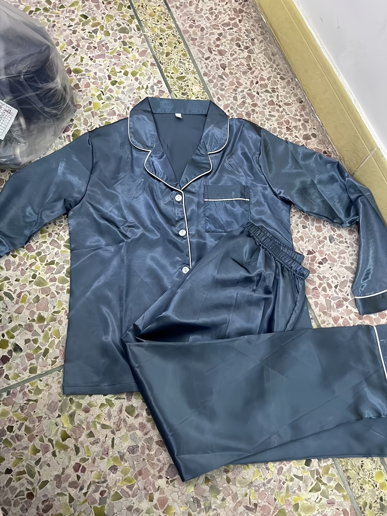 ensemble de pyjama à manches longues pour femmes avec revers et boutons | confortable et doux, vêtement d'intérieur toutes saisons avec pantalon long et détails de patte de bouton ensemble de pyjama à manches longues pour femmes avec revers et boutons | confortable et doux, vêtement d'intérieur toutes saisons avec pantalon long et détails de patte de bouton