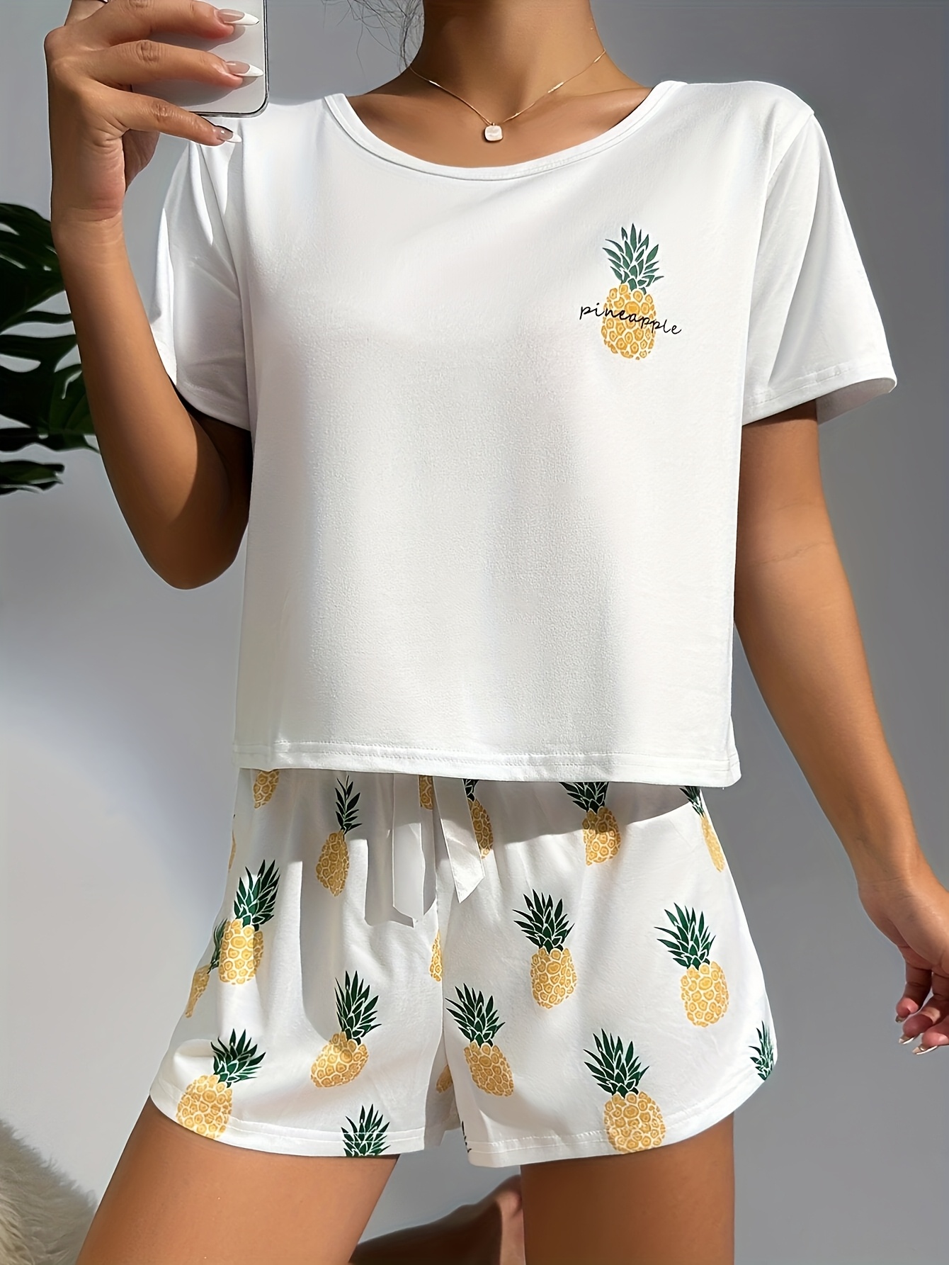 ensemble de pyjama décontracté pour femmes avec imprimé d'ananas haut à manches courtes ample et doux avec taille à cordon et short assorti, lavable et séchable en machine, parfait pour la détente, vêtements de détente | haut imprimé amusant | haut lavable en machine, accessoires d'ananas ensemble de pyjama décontracté pour femmes avec imprimé d'ananas haut à manches courtes ample et doux avec taille à cordon et short assorti, lavable et séchable en machine, parfait pour la détente, vêtements de détente | haut imprimé amusant | haut lavable en machine, accessoires d'ananas