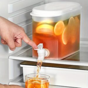 un grand distributeur de boisson en plastique avec robinet, fabriqué en pp transparent, idéal pour la limonade, le thé et les boissons fruitées. il empêche les déversements lors du versement et peut être stocké au réfrigérateur, parfait pour les cuisines domestiques et les événements en extérieur.