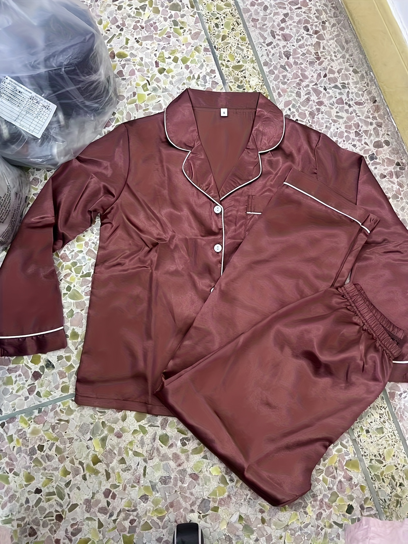 ensemble de pyjama à manches longues pour femmes avec revers et boutons | confortable et doux, vêtement d'intérieur toutes saisons avec pantalon long et détails de patte de bouton ensemble de pyjama à manches longues pour femmes avec revers et boutons | confortable et doux, vêtement d'intérieur toutes saisons avec pantalon long et détails de patte de bouton