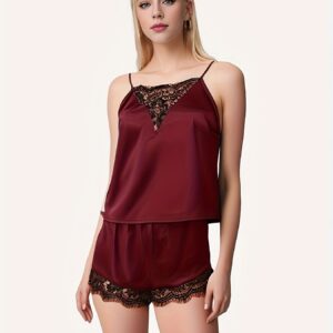 un ensemble de nuit deux pièces pour la maison avec une lingerie sexy en dentelle.