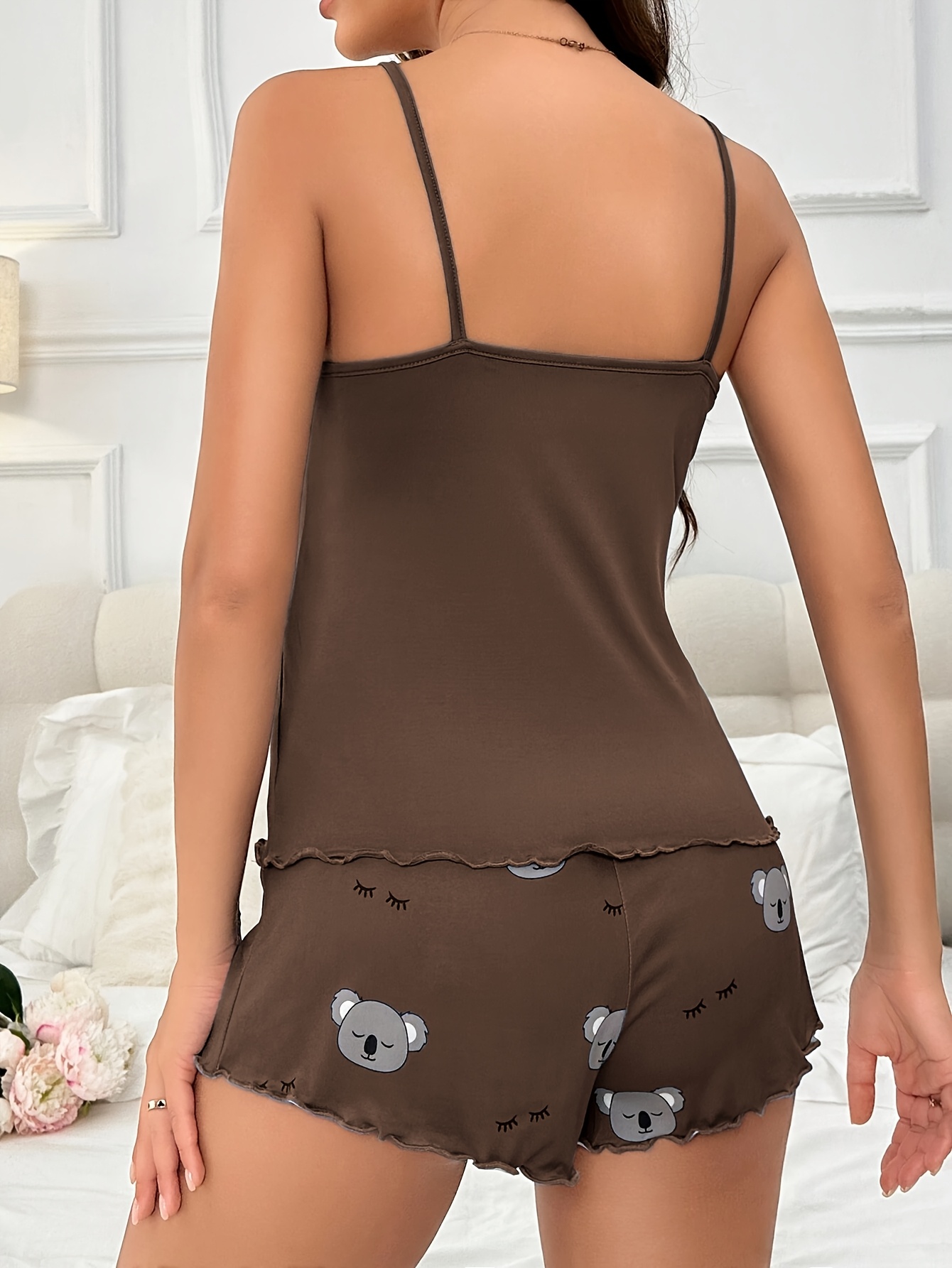 ensemble de pyjama pour femme avec imprimé koala et lettre joli haut sans manches et short, marron avec bretelles blanches, tissu polyester doux, parfait pour les nuits d'été, vêtements de nuit décontractés | haut imprimé amusant | coupe confortable ensemble de pyjama pour femme avec imprimé koala et lettre joli haut sans manches et short, marron avec bretelles blanches, tissu polyester doux, parfait pour les nuits d'été, vêtements de nuit décontractés | haut imprimé amusant | coupe confortable
