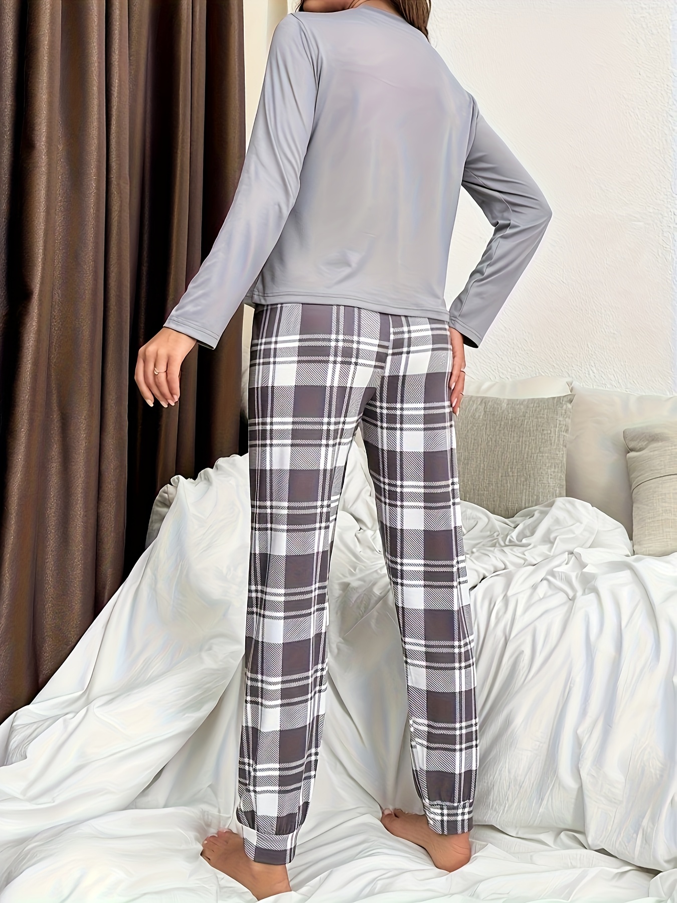 ensemble de pyjama décontracté pour femmes comprenant un pull à manches longues et col rond avec un slogan imprimé sur un fond gris, ainsi qu'un pantalon à carreaux avec une ceinture à nœud. ensemble de pyjama décontracté pour femmes comprenant un pull à manches longues et col rond avec un slogan imprimé sur un fond gris, ainsi qu'un pantalon à carreaux avec une ceinture à nœud.