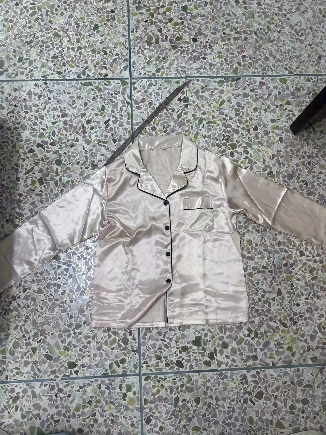 ensemble de pyjama à manches longues pour femmes avec revers et boutons | confortable et doux, vêtement d'intérieur toutes saisons avec pantalon long et détails de patte de bouton ensemble de pyjama à manches longues pour femmes avec revers et boutons | confortable et doux, vêtement d'intérieur toutes saisons avec pantalon long et détails de patte de bouton