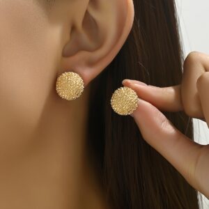 une paire de boucles d'oreilles ronds vintage minimalistes polyvalentes haut de gamme.