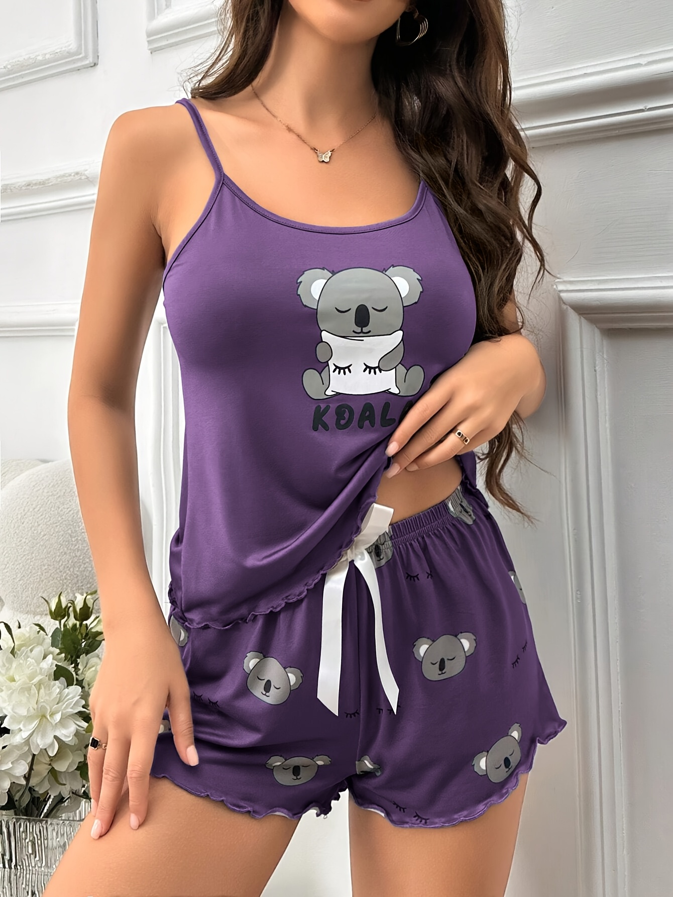 ensemble de pyjama pour femme avec imprimé koala et lettre joli haut sans manches et short, marron avec bretelles blanches, tissu polyester doux, parfait pour les nuits d'été, vêtements de nuit décontractés | haut imprimé amusant | coupe confortable ensemble de pyjama pour femme avec imprimé koala et lettre joli haut sans manches et short, marron avec bretelles blanches, tissu polyester doux, parfait pour les nuits d'été, vêtements de nuit décontractés | haut imprimé amusant | coupe confortable