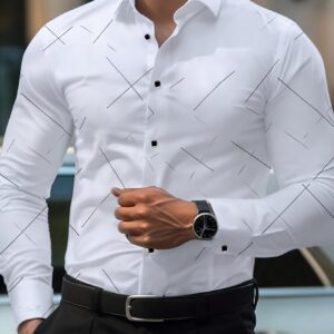 la chemise de couleur unie intègre des éléments de ligne tendance, ajoutant une touche fraîche au style classique. avec des boutons exquis et une coupe ajustée, elle met en valeur un air élégant. conçue pour répondre aux besoins vestimentaires des hommes d'occident.