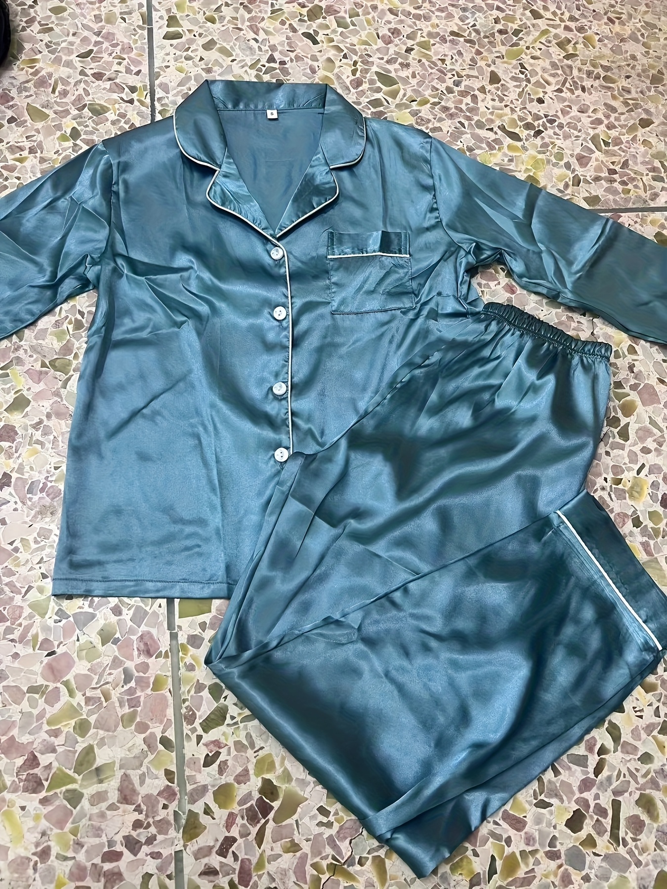 ensemble de pyjama à manches longues pour femmes avec revers et boutons | confortable et doux, vêtement d'intérieur toutes saisons avec pantalon long et détails de patte de bouton ensemble de pyjama à manches longues pour femmes avec revers et boutons | confortable et doux, vêtement d'intérieur toutes saisons avec pantalon long et détails de patte de bouton