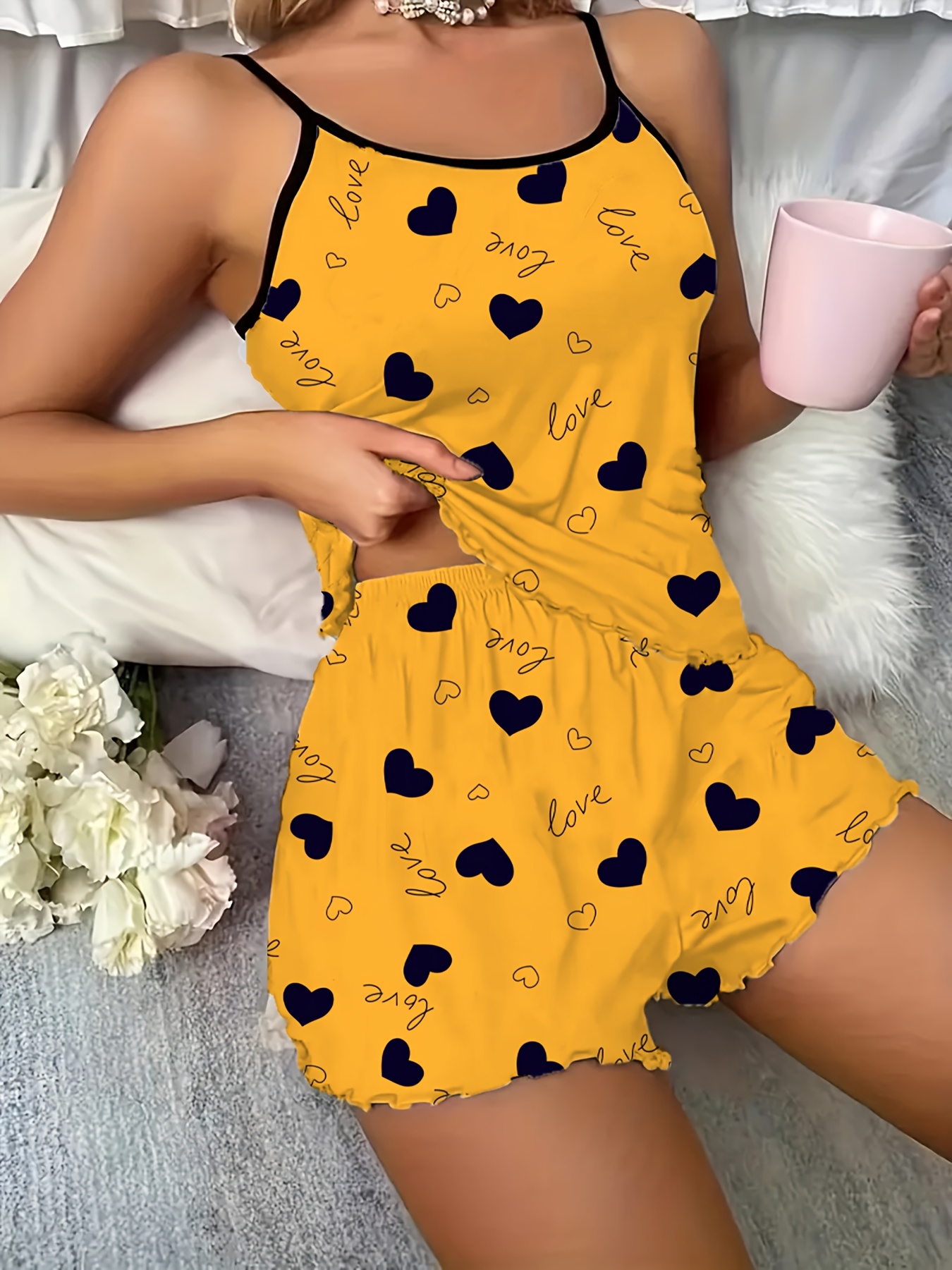 ensemble de pyjama à bretelles spaghetti imprimé cœur jaune pour femmes romper sexy sans manches avec ourlet froncé, polyester léger, parfait pour l'été, vêtements de détente décontractés, vêtements de détente décontractés | imprimé joyeux | tissu léger ensemble de pyjama à bretelles spaghetti imprimé cœur jaune pour femmes romper sexy sans manches avec ourlet froncé, polyester léger, parfait pour l'été, vêtements de détente décontractés, vêtements de détente décontractés | imprimé joyeux | tissu léger