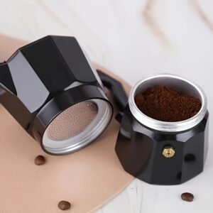 cette cafetière moka italienne en aluminium, un appareil à expresso compact, est conçue pour préparer le café de manière efficace. elle se chauffe rapidement et uniformément, ce qui lui permet d'atteindre rapidement la température idéale pour extraire les saveurs du café, ce qui la rend parfaite pour la maison.
