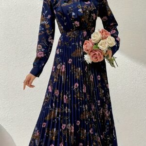 une longue robe avec un nœud à imprimé floral et un bord à volants, dotée d'épaules élégantes et d'une silhouette trapèze plissée, conçue pour les femmes.