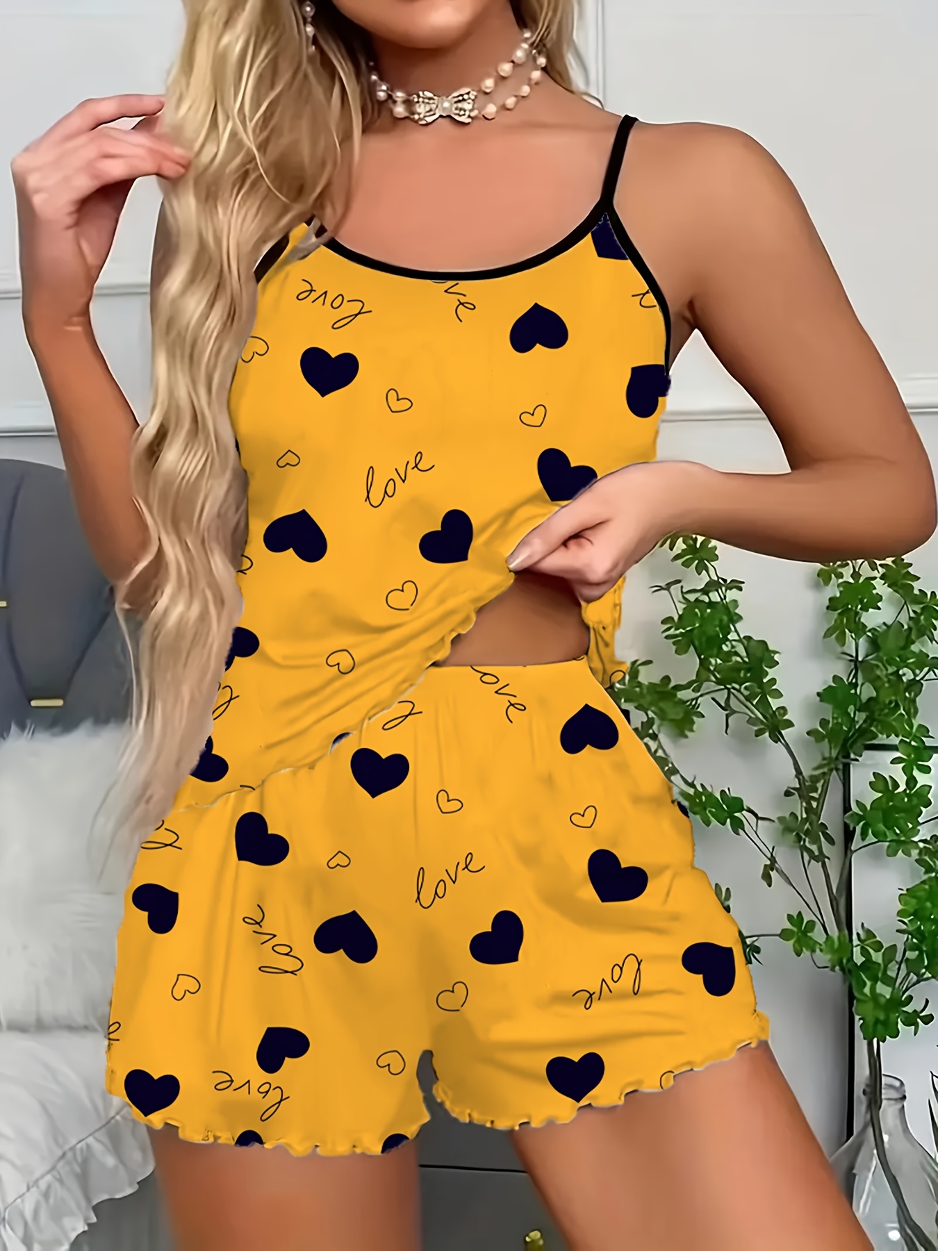 ensemble de pyjama à bretelles spaghetti imprimé cœur jaune pour femmes romper sexy sans manches avec ourlet froncé, polyester léger, parfait pour l'été, vêtements de détente décontractés, vêtements de détente décontractés | imprimé joyeux | tissu léger ensemble de pyjama à bretelles spaghetti imprimé cœur jaune pour femmes romper sexy sans manches avec ourlet froncé, polyester léger, parfait pour l'été, vêtements de détente décontractés, vêtements de détente décontractés | imprimé joyeux | tissu léger