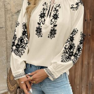 une chemise élégante blanche ample à manches longues avec un imprimé de porcelaine bleu et blanc pour femmes, idéale pour les vacances décontractées au printemps, en été et en automne.