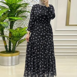 robe longue en mousseline de soie avec imprimés floraux, incarne l'élégance des femmes musulmanes du moyen orient.