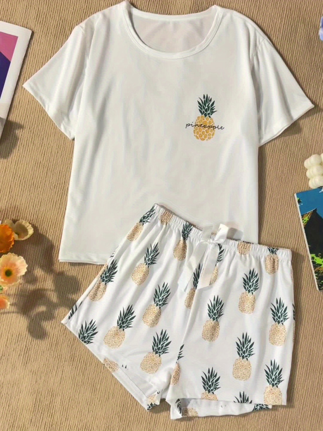 ensemble de pyjama décontracté pour femmes avec imprimé d'ananas haut à manches courtes ample et doux avec taille à cordon et short assorti, lavable et séchable en machine, parfait pour la détente, vêtements de détente | haut imprimé amusant | haut lavable en machine, accessoires d'ananas ensemble de pyjama décontracté pour femmes avec imprimé d'ananas haut à manches courtes ample et doux avec taille à cordon et short assorti, lavable et séchable en machine, parfait pour la détente, vêtements de détente | haut imprimé amusant | haut lavable en machine, accessoires d'ananas