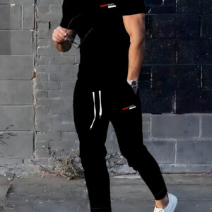 deux ensembles de sport décontractés pour hommes, comprenant un t shirt à manches courtes et col rond avec des motifs de lettres et un pantalon long à cordon de serrage, parfait pour les activités de plein air en été.